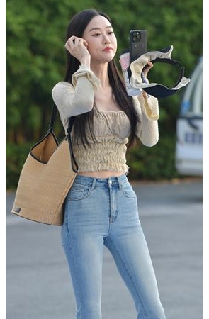 长腿紧牛小美女(85P)