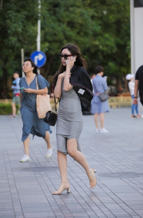 开叉包屯裙女子