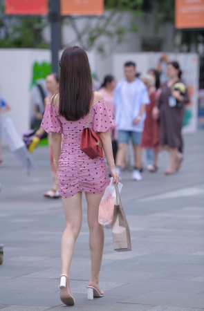 粉裙墨镜小姐姐