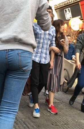 紧身蓝牛学妹屁屁结实紧绷