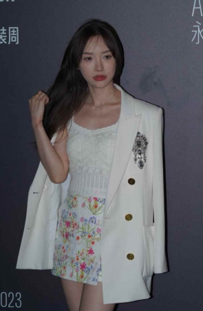 西装外套女神 [74P4V-1.45GB]