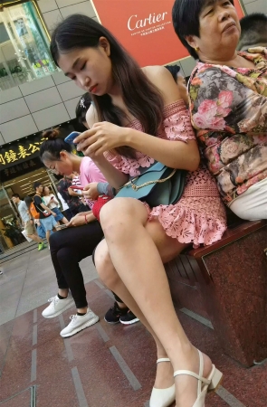 粉色连衣裙美腿气质美女