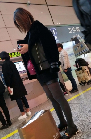 买票的黑色包臀皮裙黑色丝袜长腿漂亮美女