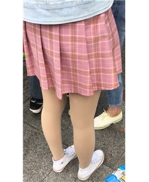 白鞋丝袜短裙娇小可人学生妹