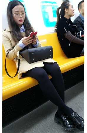 瘦瘦的眼镜妹子