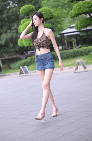 高挑牛仔裙豹纹小吊带