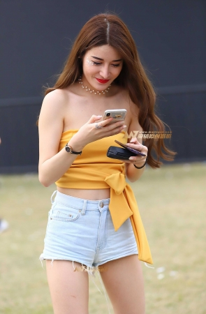 黄色小上衣热裤靓妹