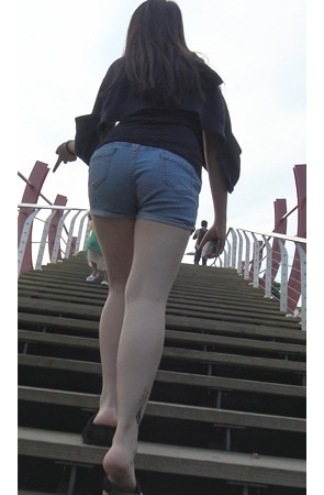 牛仔短裤小妹