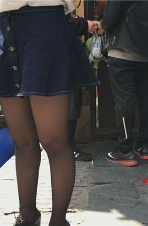 喜欢吃臭豆腐的黑丝牛仔短裙美女，黄发看起来有点野。