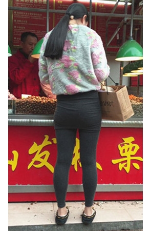 买坚果的的紧身妹子