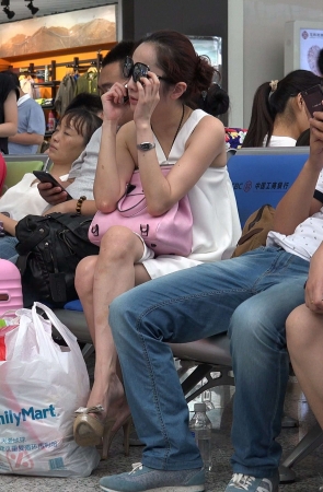 这气场显得鹤立鸡群