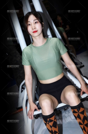 运动中的绿色上衣黑色小短裤