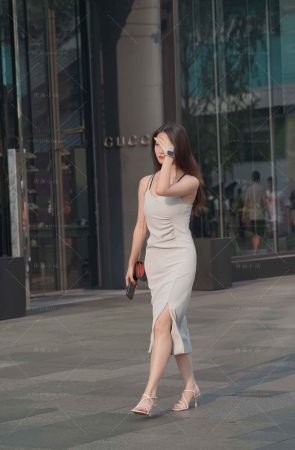 街拍吊带裙小姐姐
