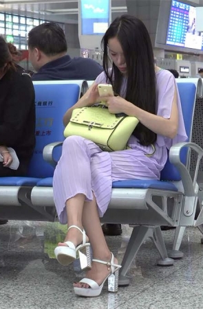 精致美足穿进12CM的高跟，这是旅行的节奏吗？