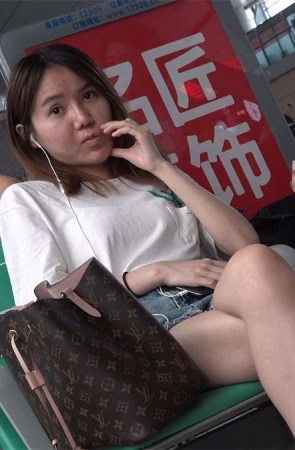 牛仔热裤，凉高跟特写