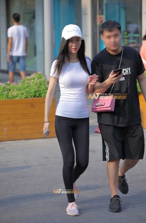 黑白配，紧致打扮，女友