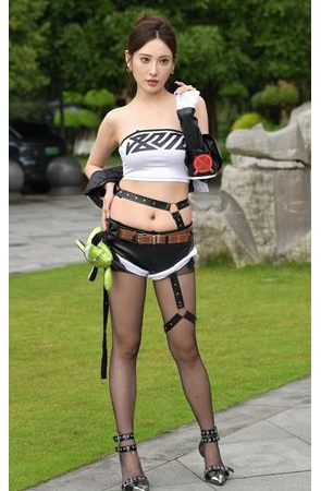 气质黑丝抹胸美女(73P)