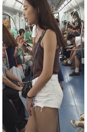 白色热裤美腿女孩[223M/MP4]