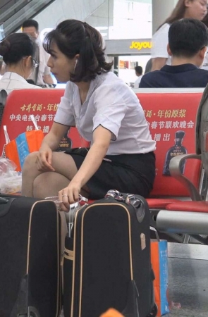 高铁候车室的丝袜美足美腿白衬衫美女