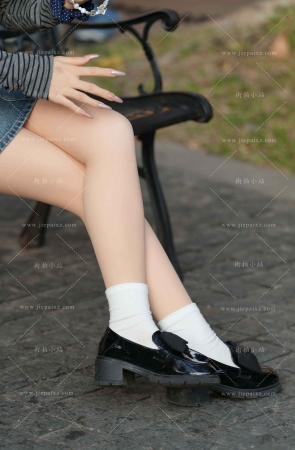 拍照打卡的牛仔裙小姐姐 [19P]