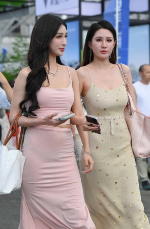 2567-39-73√双脚板底出海-微透的包臀裙闺蜜 10P