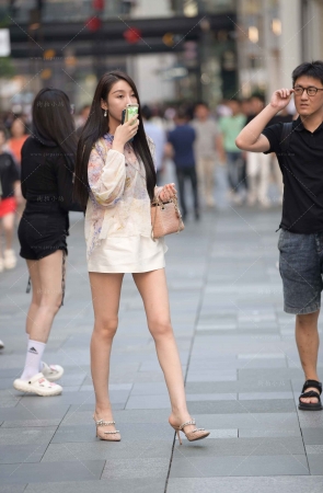 街拍细长白皙美腿小姐姐