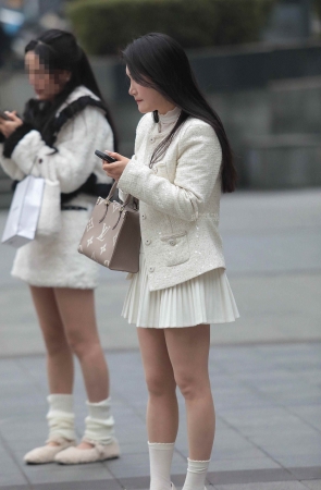 短裙街拍少妇