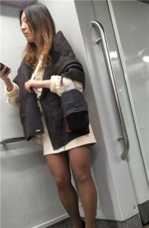 4K – 地铁上拍摄极品性感黑丝美腿气质女神