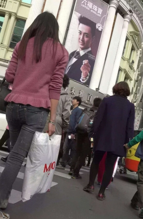 超清街拍牛仔裤粉色毛衣性感美女姐姐