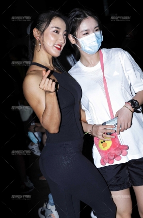 马尾辫黑色紧身运动装