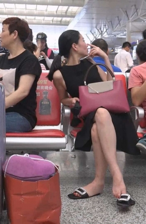 黑色连衣裙美妇