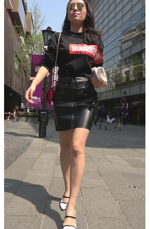 黑色皮裙墨镜美女