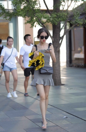街拍灰色短裙墨镜小姐姐