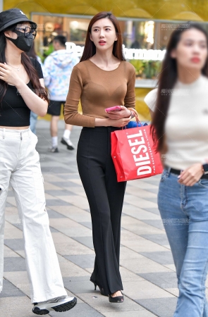 高跟黑裤素颜美女