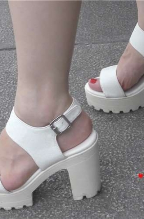 4k-甜美小清新美女在等男友，笑起来好漂亮。