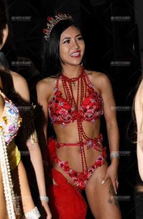 性感红色健身短裤美女