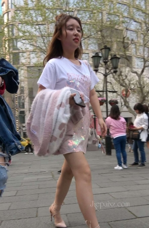 4K – 爱拍照的美姐姐 [2.71 GB/MP4]