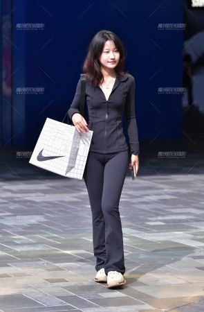 黑色紧身裤小美女