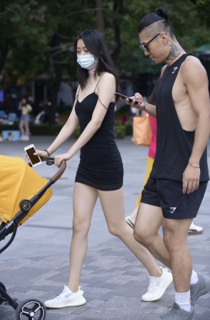 黑色包屯裙美女