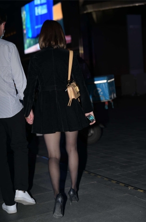简约黑裙搭配