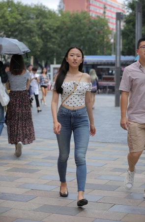 街拍平底鞋紧牛美眉