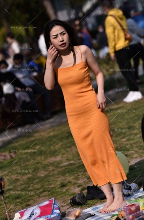 草地上的黄色吊带裙美眉 [20P]