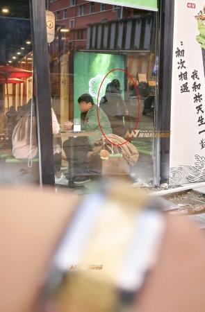 牛仔紧身裤女郎