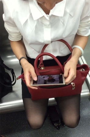 地铁上黑丝美妇脱鞋玩脚味道好极好