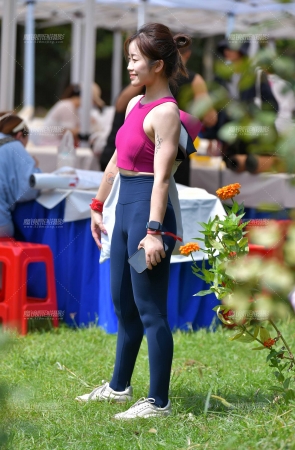 深蓝瑜伽裤美女