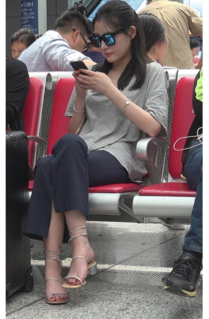 戴墨镜的美足小姐姐