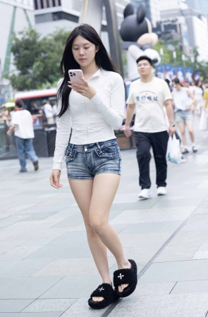 2589-16=43 白皙高挑热裤小妹