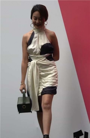 4K – 好身材街拍高跟街拍长腿连衣裙美女 [1.19 GB/MP4]