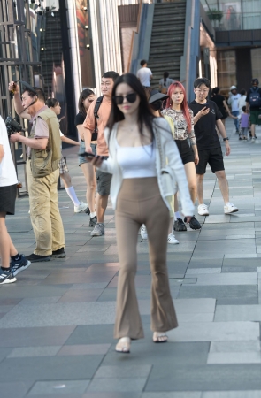 喜欢看穿紧身裤的小姐姐～凹凸有致