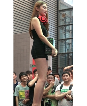 舞台上性感紧身包臀超短裙美女。